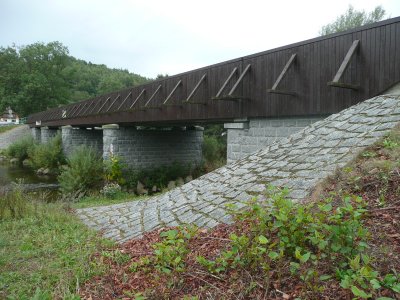Silniční most s dřevěným hrazením v obci Zlatá Koruna, foto Jan Juřena, 2015.