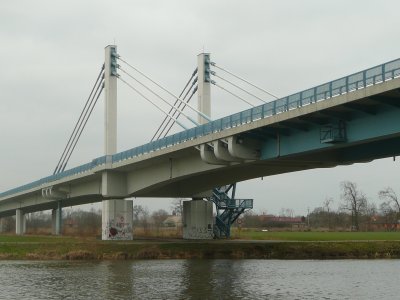 Zavěšený most přes Labe na silničním obchvatu Nymburka, foto Jan Juřena, 2015.