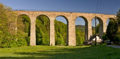 kamenný viadukt překlenuje údolí Rokytky