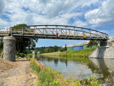 Replika ocelového mostu bývalé úzkorozchodné dráhy přes Bubenečský kanál (foto Miloš Downgrief Doležal, 2022).