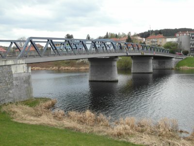Silniční ocelový příhradový most přes řeku Vltavu v Kamýku nad Vltavou, foto Jan Juřena, duben 2017.