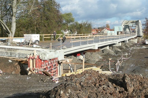 Postupná výstavba zcela nového inundačního železobetonového mostu (foto Jan Juřena, 2015)
