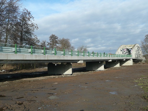 Zcela nový železobetonový most byl zprovozněn 23. prosince 2015 (foto Jan Juřena, 2015)