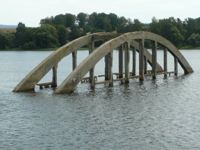 Zatopený železobetonový most v obci Všeboř, 2016, foto Jan Juřena.