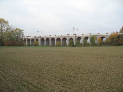 Jezernický viadukt, blíže je starší, cihlová část mostu, foto Jakub Mikolášek, 2016.