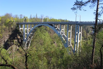 Most z jedné z dřevěných vyhlídek