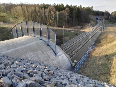 Pohled z pražského portálu tunelu Tomický I na českobudějovický portál tunelu Tomický II, foto Jan Juřena, 2017.