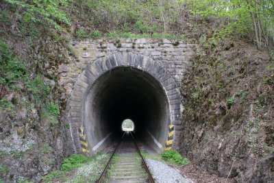 Železniční tunel v délce 88 m z roku 1903 na katastru obce Vlastějovice. Trať 212 Čerčany - Světlá nad Sázavou, foto Jan Juřena, 2019.