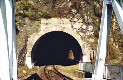 Karlovarský tunel - detail vjezdového portálu (P1) © foto autor, 01.04.2001