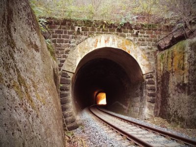 Skalský tunel (ev. č. 171) je vybudován v oblouku v roce 1905 na dnešní trati 064 Mšeno - Skalsko - Mladá Boleslav - Libuň - Lomnice nad Popelkou, foto Václav Pekař ze Spikal, 2019.