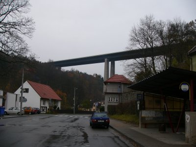 Velké Meziříčí, dálníční most Vysočina, pohled z jihu od zastávky autobusu na silnici II/360, foto Petr Adámek, listopad 2005