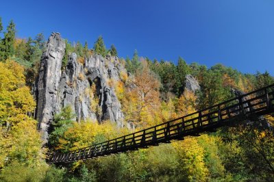 Dřevěná lávka pro pěší ve Svatošských skalách přes řeku Ohře, foto Dagmar Motyčková, 2017.