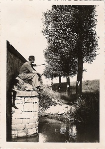 Další snímek Františka Šedy s mostem ve Vyšehořovicích. Bílá písmena V na stromech napovídá období vzniku snímku (archiv Martina Hůrky).