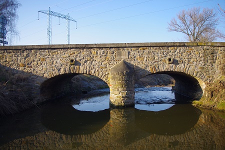 Most na snímku z roku 2014. Nad mostními oblouky jsou patrné chrliče pro odvod dešťové vody. Nad středovým pilířem je znatelný letopočet 1836 a na pilíří samotném pak vročení 1943.