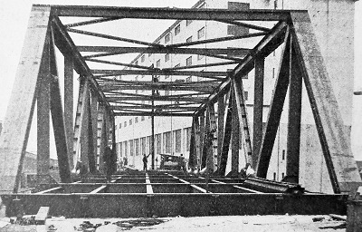 Svařování hlavních nosníků na staveništi (repro z článku Josef SEKLA, Svařovaný most Škodových závodů v Plzni).