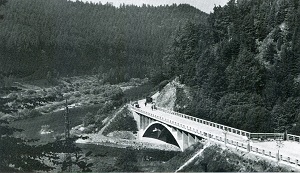 Obloukový most přes Kamenici u Spálova u Semil, pohled po r. 1938 (archiv autora).