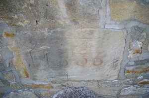 Zachráněná pískovcová deska s letopočtem 1836 ze zbořeného mostu ve Vyšehořovicích (foto Martin Hůrka, 2015).