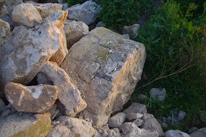 Hromada kamení z mostu jako smutný doklad zániku památky (foto Martin Hůrka, 2015).